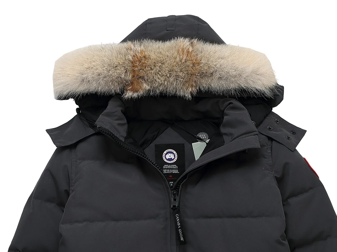 P840 Canada Goose Canada Goose #Expedition04 Parker, a treasure of Canadian origin! Limited supply worldwide! Canada Goose Model 04 is a top-notch couple model. The polar cold-proof outdoor series fur collar detachable hooded parka down jacket is the first Goose in 2024. I hope my partners will like it. Peak quality. I hope everyone can identify it together! The most popular cool items of the Big Goose family in 2024 are online. The same popular product of Yi Yang Qianxi is said to be a joint limited edition Big Goose that cannot be bought in autumn and winter. If you dislike the sameness of the Big Goose in the past, then this model will definitely give you a different experience! This year's most powerful couple's collection for autumn and winter is online, a top-notch luxurious ready-to-wear style, paired with an outdoor warm down jacket with great style and charm! The most standard and classic items of the Daye family in the past two years are equipped with unique reflective stripes for embellishment, which further shows the high-end fashion performance effect. With the embellishment of hardware buckles, it has excellent performance effect. The upper body is clean, simple and elegant, even for urban leisure. It is suitable for various occasions. Designed with large pockets, this model has a large capacity and is equipped with reflective stripes, making it safer at night. It is suitable for various adventure activities. It is made of windproof and waterproof technical materials. The interior is filled with full white duck down, which is absolutely cold-proof and warm. It also has a stand-up collar design and fine fluff at the collar, with meticulous attention to detail! The charm of this model is also more spiritual, and the upper body has more temperament and specifications. It perfectly shows the ultra-high standard of fashionable performance of this model, integrating outdoor and life, and you can even create high-street wear! The most pinnacle limited-edition goose that we have presented so far, both in terms of design and detailed materials, it is completely outstanding. The grand and evergreen version design is matched with cool reflective elements. The overall appearance can be said to be quite high, and it has that kind of powerful outdoor performance! It combines high-end casual attributes with high-street style. It is high-grade, domineering, warm, and beautiful. The visibility of the upper body is quite strong, and the configuration of the owl element is highly brand-recognizable. The overall brand performance and visual effects are fully enhanced, and it also has the high-end sense of fashion and fashionable performance. It is a must-buy product because this is the most awesome down brand on the earth and one of Canada's three national treasure brands. It is also a very sentimental down luxury brand. In the field of polar cold-proof clothing, goose has made an irreplaceable contribution.. SIZE: XS S M L XL XXL Color: black, off-white, red, navy blue, gray